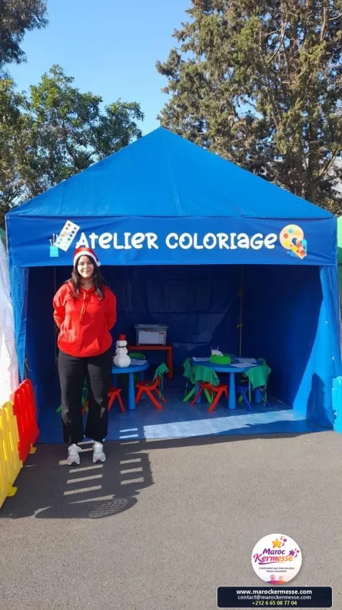 Animatrice devant la tente de l'atelier coloriage