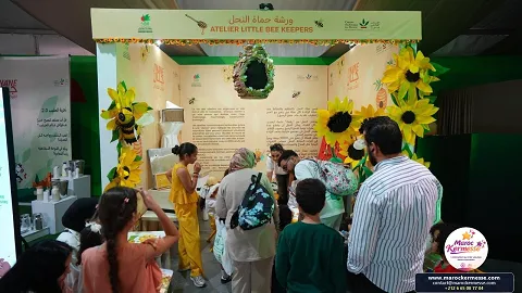 Familles au stand décoré de tournesols