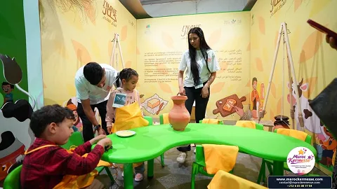 Enfants modelant l'argile à l'atelier poterie de l'espace J'nane du Crédit Agricole du Maroc