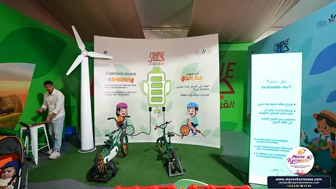 Vélos générateurs d'énergie et éolienne pédagogique sur le stand J'nane