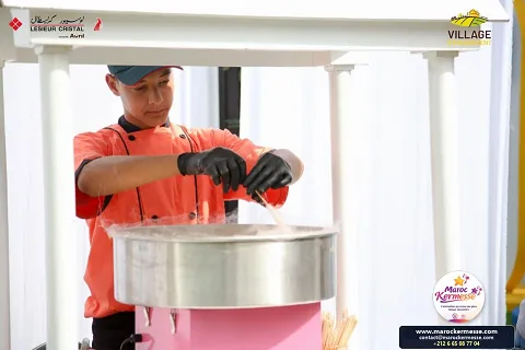 Préparation de barbe à papa au stand gourmand
