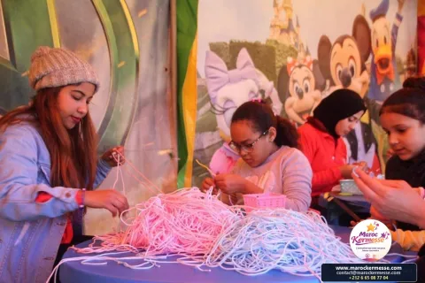Enfants créant des bijoux à l'atelier perles