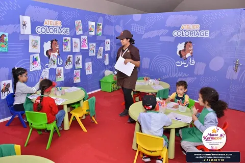 Enfants à l'atelier coloriage de l'espace enfants