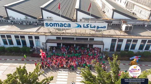 Enfants et familles rassemblés devant le bâtiment Somaca pour le Kids Day