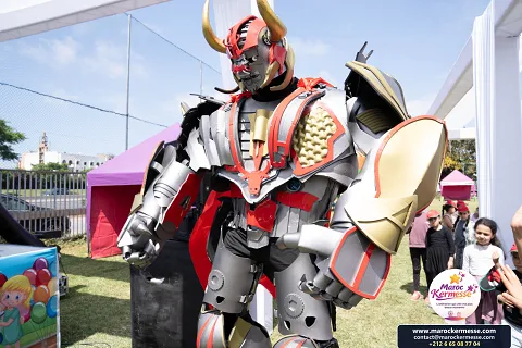 Personnage robot géant en armure au Kids Day Somaca