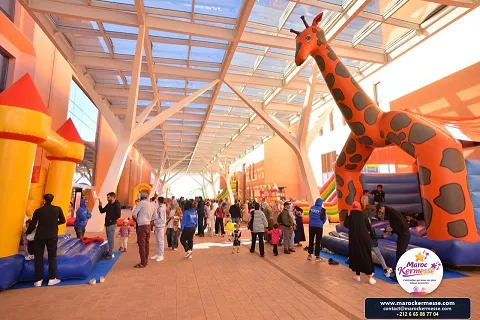Girafe gonflable et structures de jeux sous les ombrières du campus UM6P à Benguerir