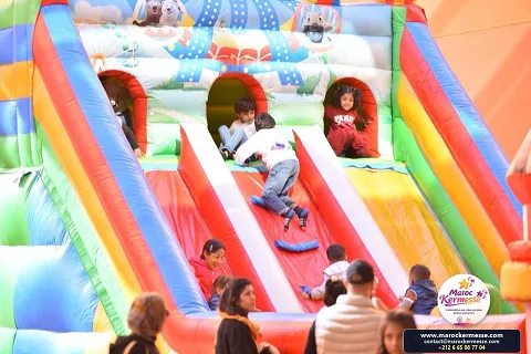 Enfants sur un toboggan gonflable géant