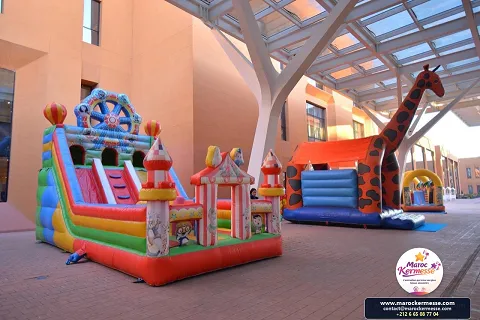 Château gonflable avec toboggan et girafe sur le campus UM6P